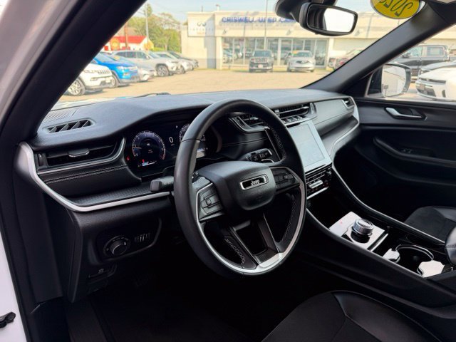 Used 2023 Jeep Grand Cherokee Altitude AWD/4WD image 6