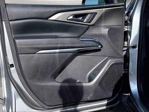 Used 2025 Chevrolet Traverse LT image 18