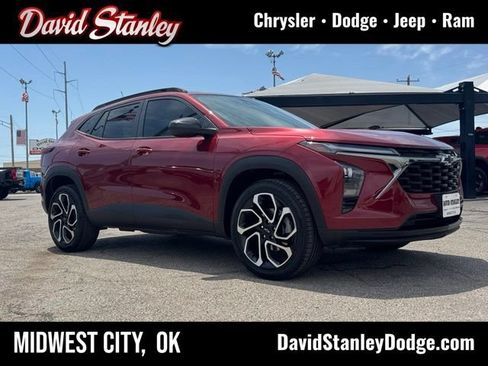 Used 2025 Chevrolet Trax RS w/ Sunroof Package FWD image 1
