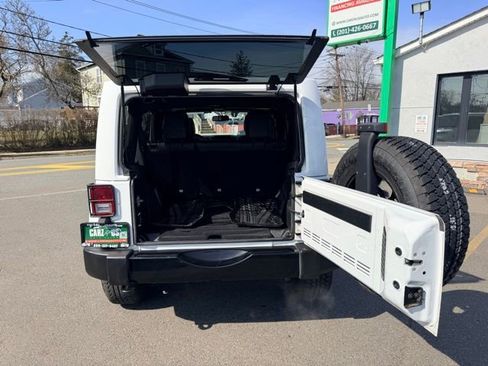 Used 2017 Jeep Wrangler Unlimited Sahara image 9