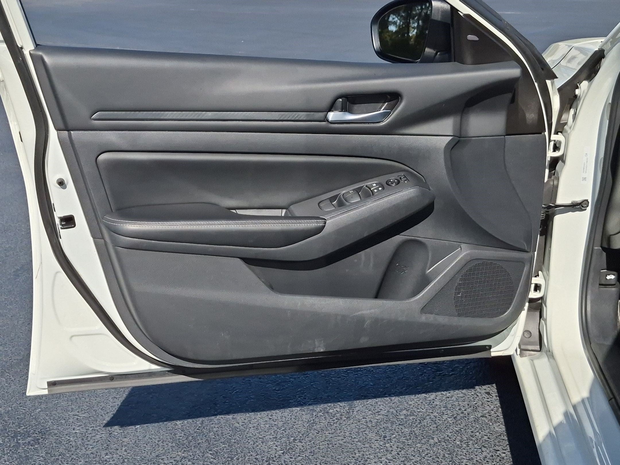 Used 2025 Nissan Altima 2.5 SV FWD image 12