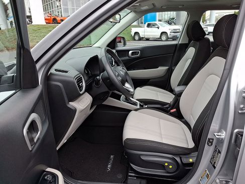 Used 2025 Hyundai Venue SEL FWD image 15