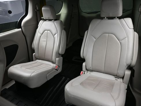 Used 2021 Chrysler Pacifica Touring-L image 22