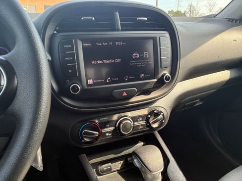 Used 2025 Kia Soul LX w/ LX Technology Package FWD image 17