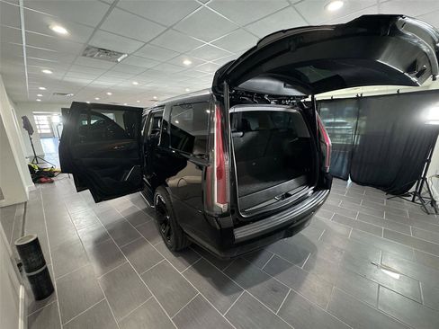 Used 2018 Cadillac Escalade Luxury image 42