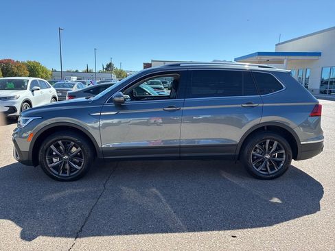 Used 2023 Volkswagen Tiguan SE image 2