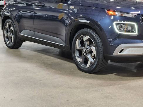 Used 2021 Hyundai Venue FWD image 16