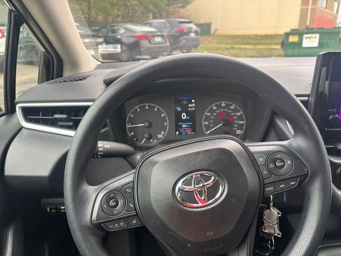 Used 2025 Toyota Corolla LE image 32