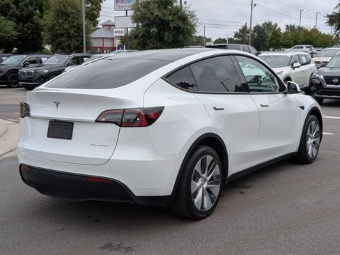 Used 2022 Tesla Model Y Long Range image 3