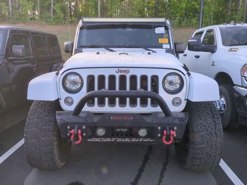 Used 2018 Jeep Wrangler Unlimited Sahara w/ Connectivity Group AWD/4WD image 2