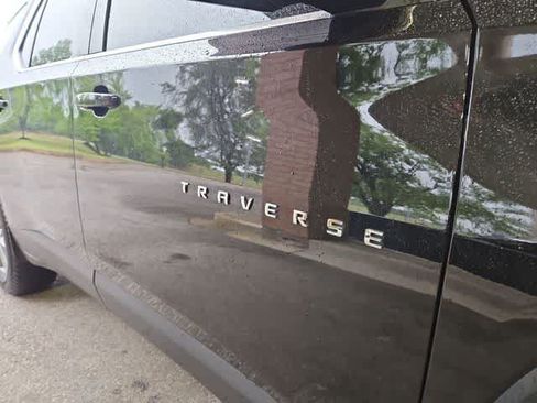 Used 2022 Chevrolet Traverse LT FWD image 24