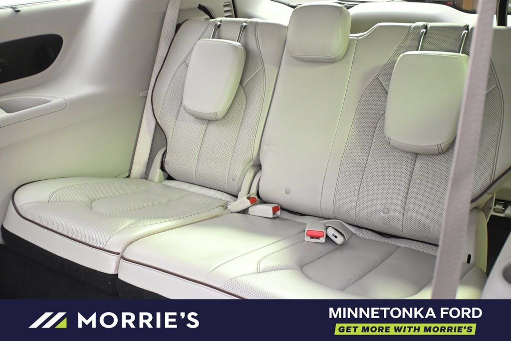 Used 2017 Chrysler Pacifica Limited FWD image 27