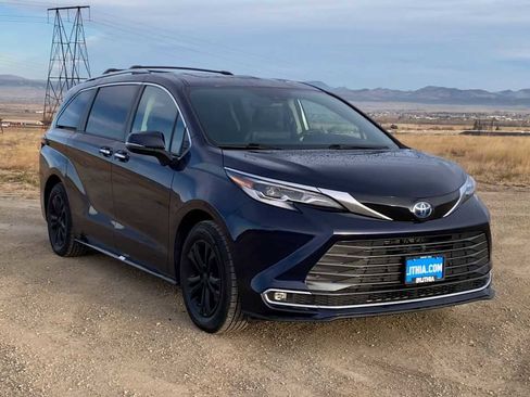 Used 2022 Toyota Sienna Platinum image 2