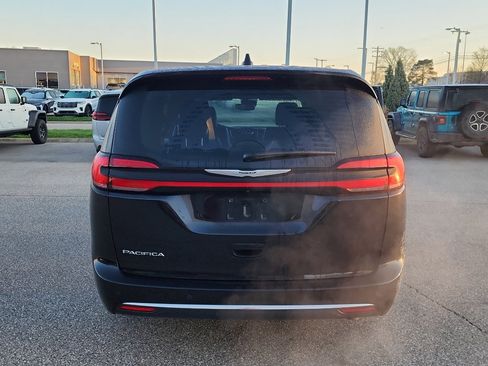Used 2024 Chrysler Pacifica Touring-L FWD image 6