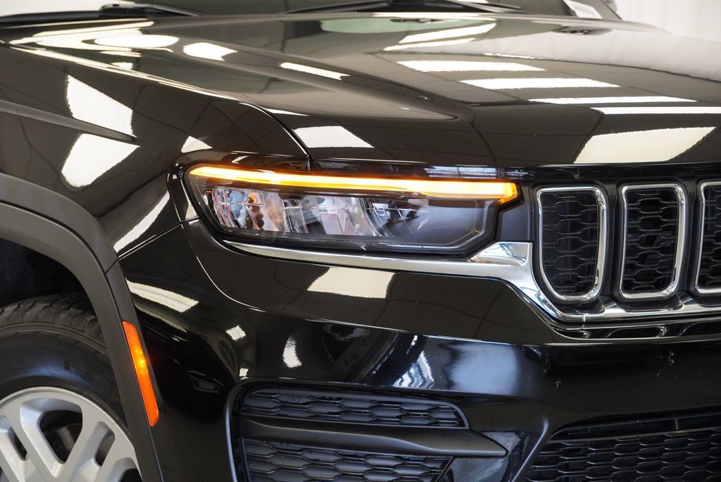 Certified 2024 Jeep Grand Cherokee Laredo AWD/4WD image 9