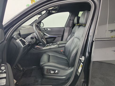 Certified 2025 BMW X7 M60i AWD/4WD image 9