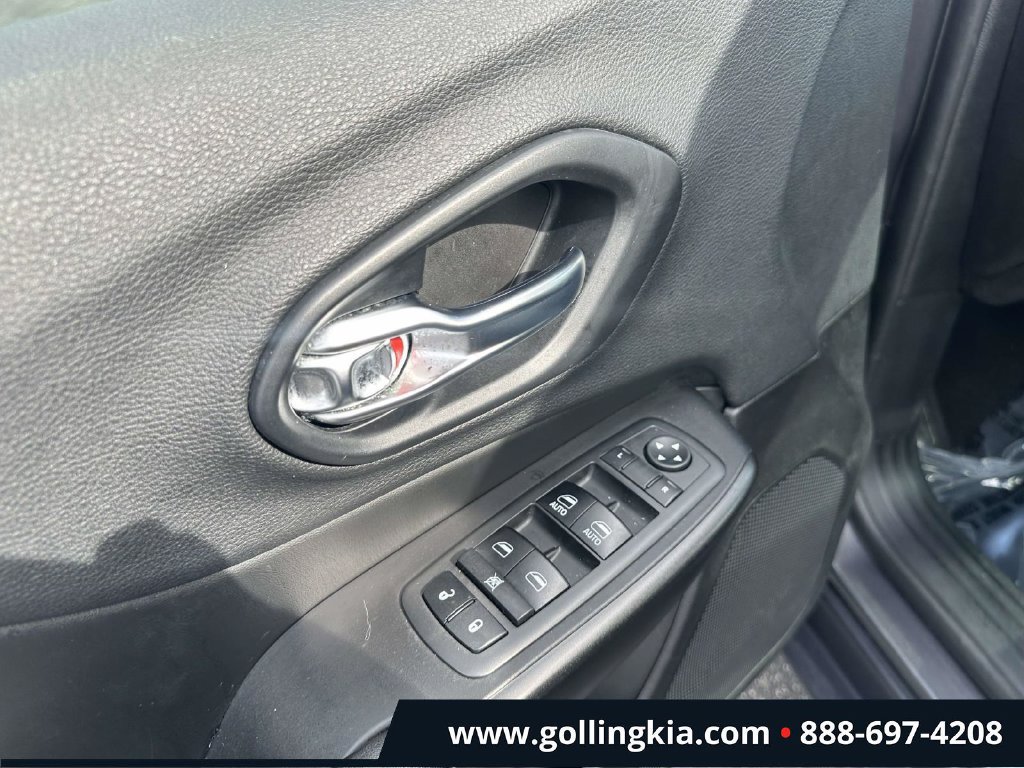 Used 2019 Jeep Cherokee Trailhawk w/ Comfort/Convenience Group AWD/4WD image 16