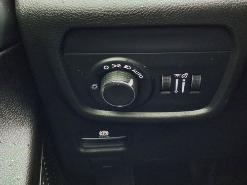 Used 2025 Jeep Grand Cherokee Altitude AWD/4WD image 9