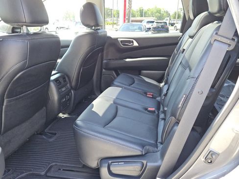 Used 2020 Nissan Pathfinder Platinum image 4