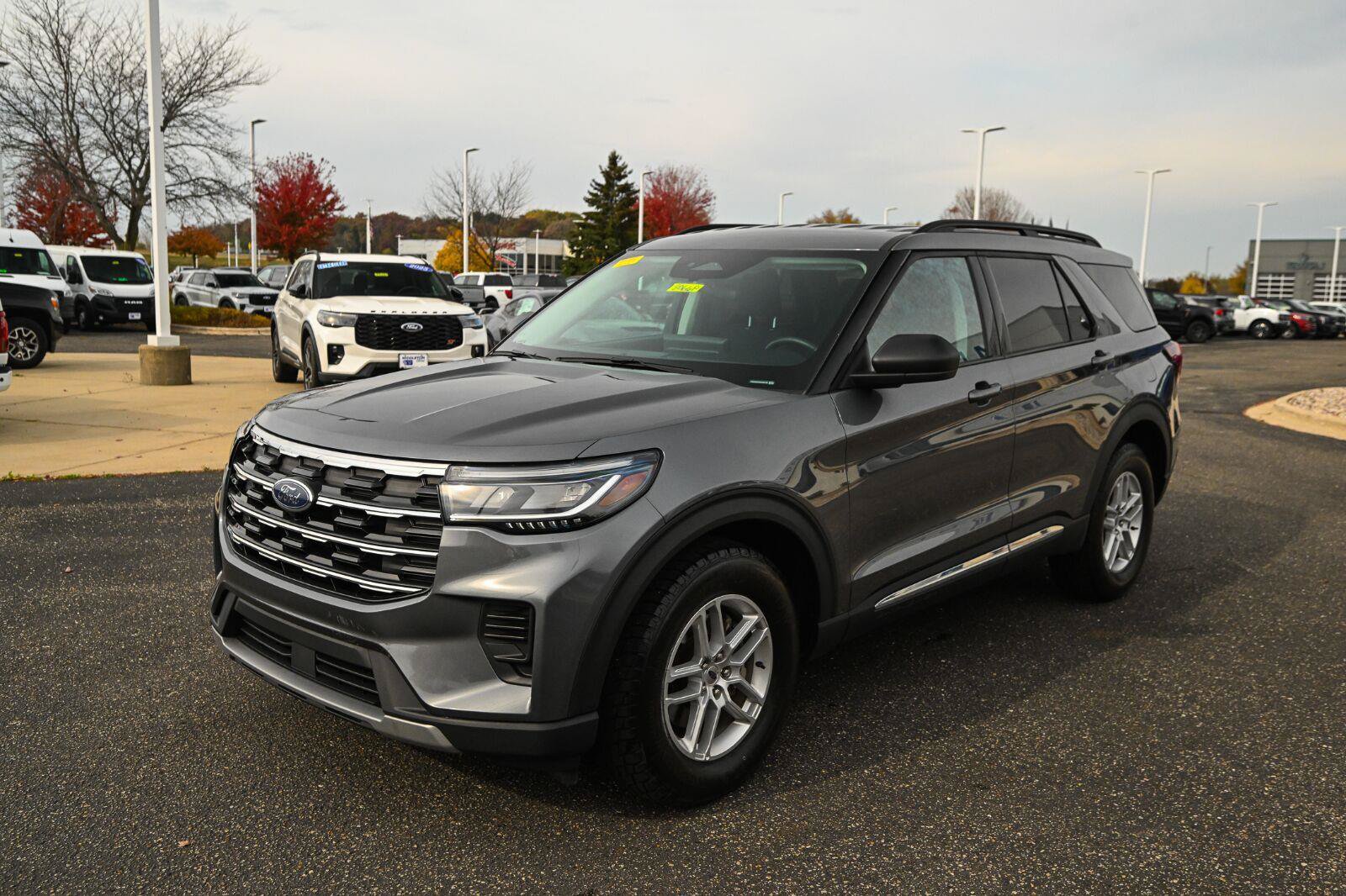 Used 2025 Ford Explorer Active AWD/4WD image 9