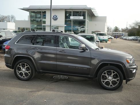 Used 2018 Jeep Grand Cherokee Limited image 9