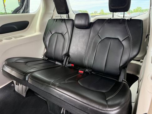 Used 2023 Chrysler Pacifica Touring-L FWD image 31