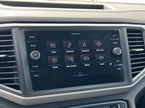 Used 2021 Volkswagen Atlas Cross Sport SE w/ Panoramic Sunroof Package FWD image 23