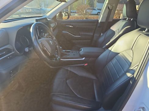 Used 2020 Toyota Highlander XLE image 13