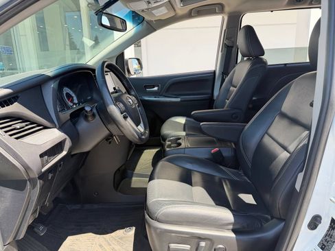 Used 2017 Toyota Sienna SE FWD image 17