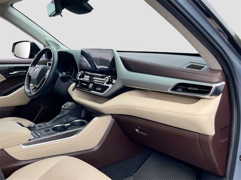 Used 2020 Toyota Highlander Platinum image 31