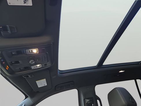 Used 2021 Chevrolet Suburban RST w/ Luxury Package image 35