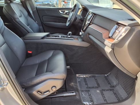 Certified 2023 Volvo XC60 B5 Plus w/ Protection Package Premier image 11