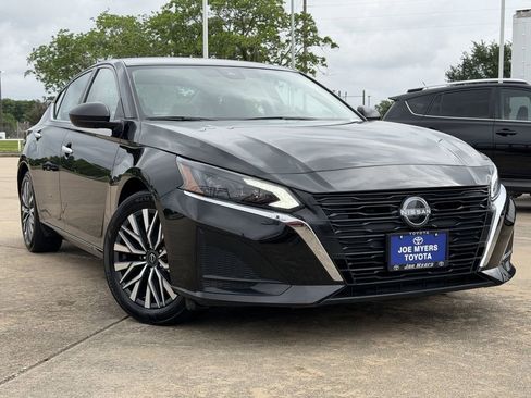 Used 2025 Nissan Altima 2.5 SV FWD image 2