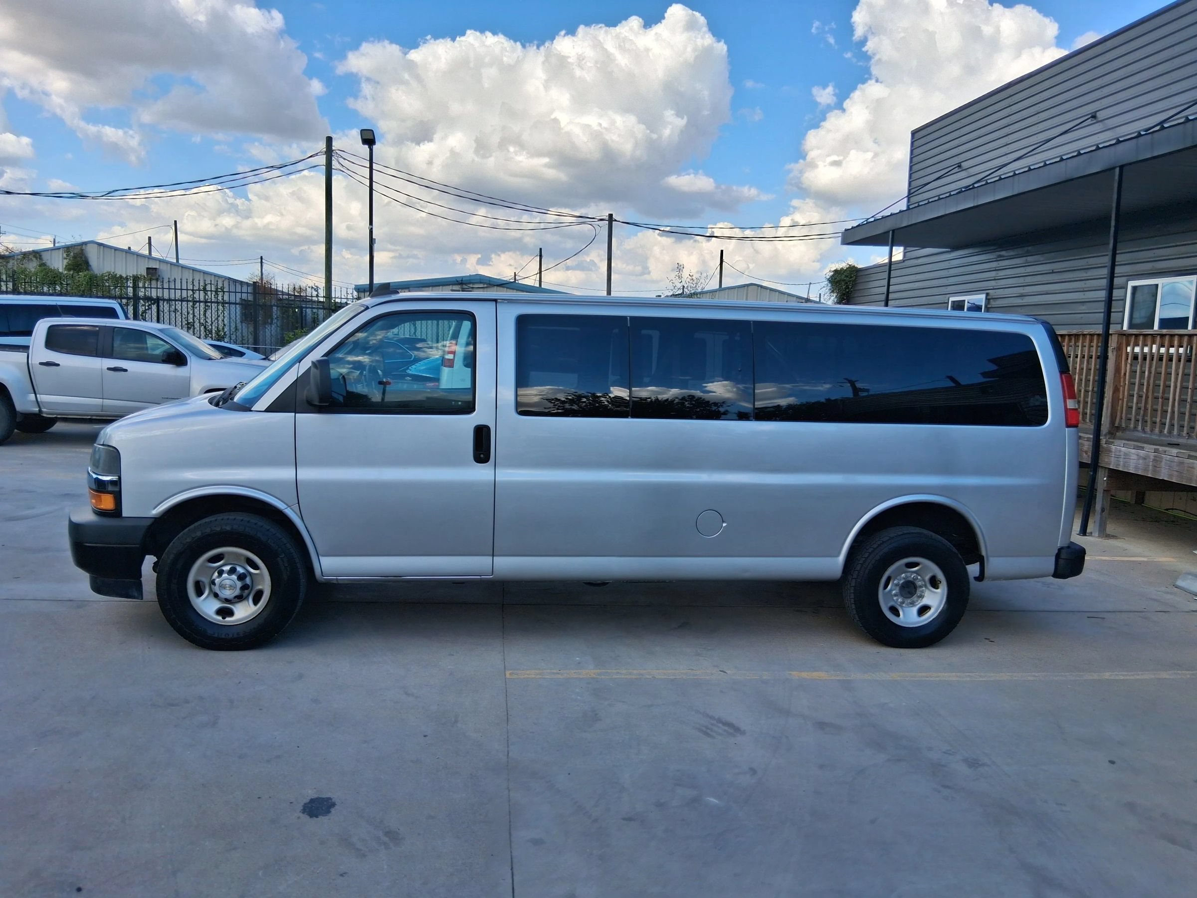Used 2020 Chevrolet Express 3500 LS RWD image 3