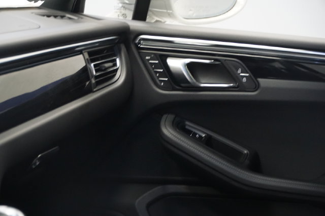 Certified 2026 Porsche Macan AWD/4WD image 22