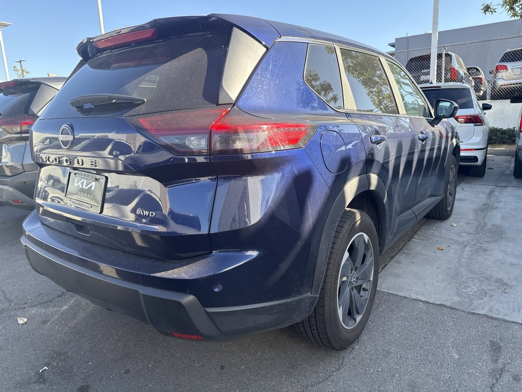 Used 2025 Nissan Rogue SV AWD/4WD image 2