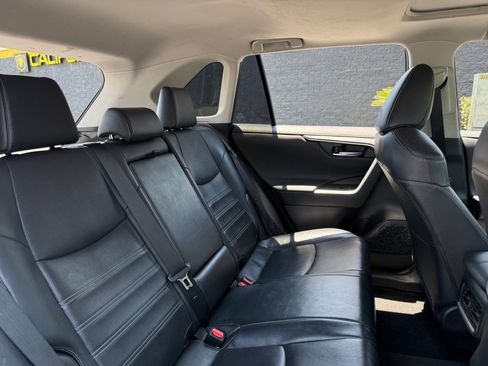 Used 2020 Toyota RAV4 Limited image 18