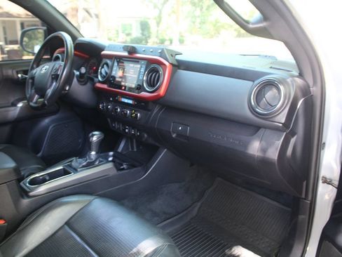 Used 2019 Toyota Tacoma TRD Off-Road AWD/4WD image 16