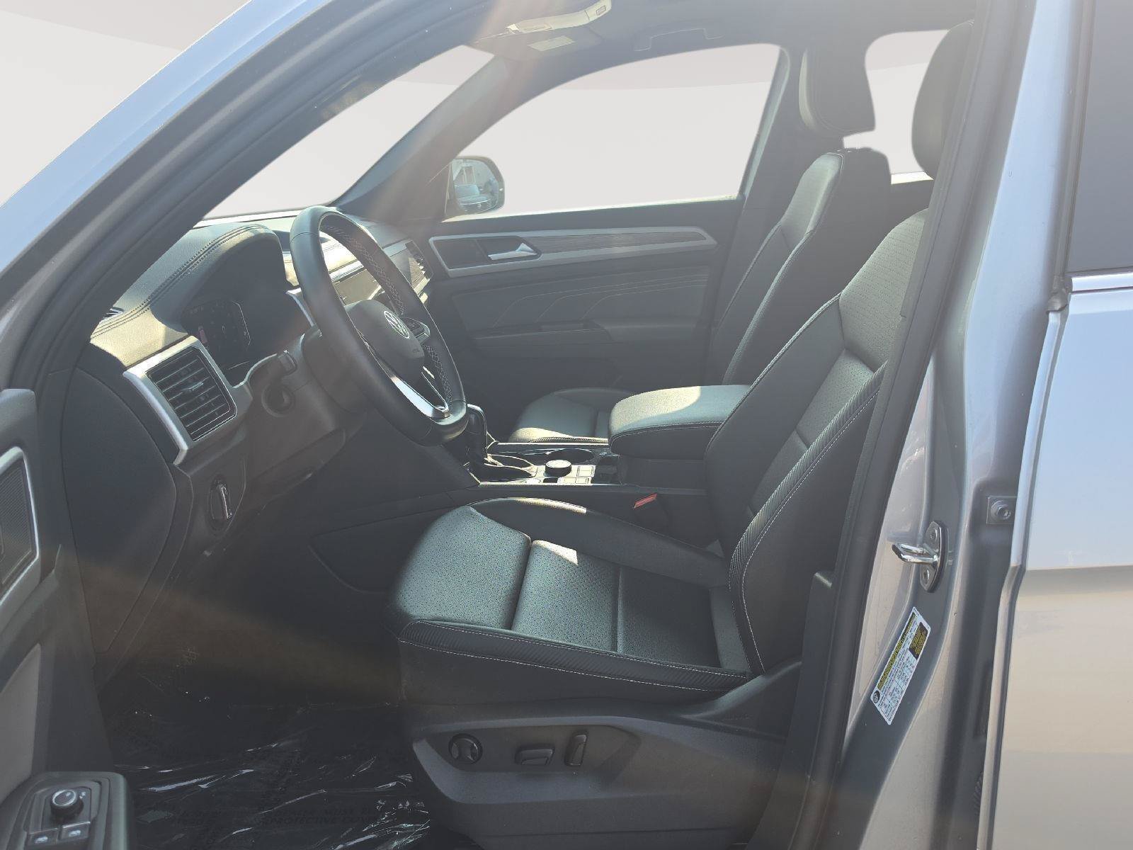 Certified 2023 Volkswagen Atlas Cross Sport SE w/ Panoramic Sunroof Package AWD/4WD image 4