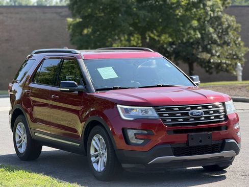 Used 2017 Ford Explorer XLT w/ Equipment Group 202A FWD image 4