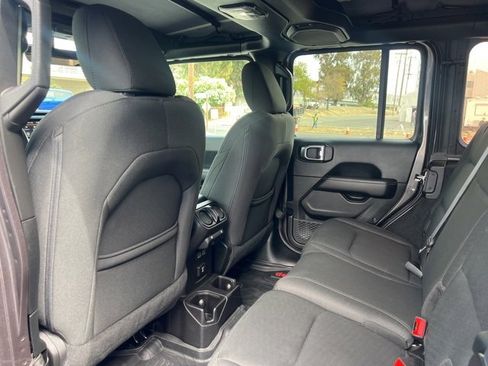 Used 2018 Jeep Wrangler Unlimited Sahara image 18