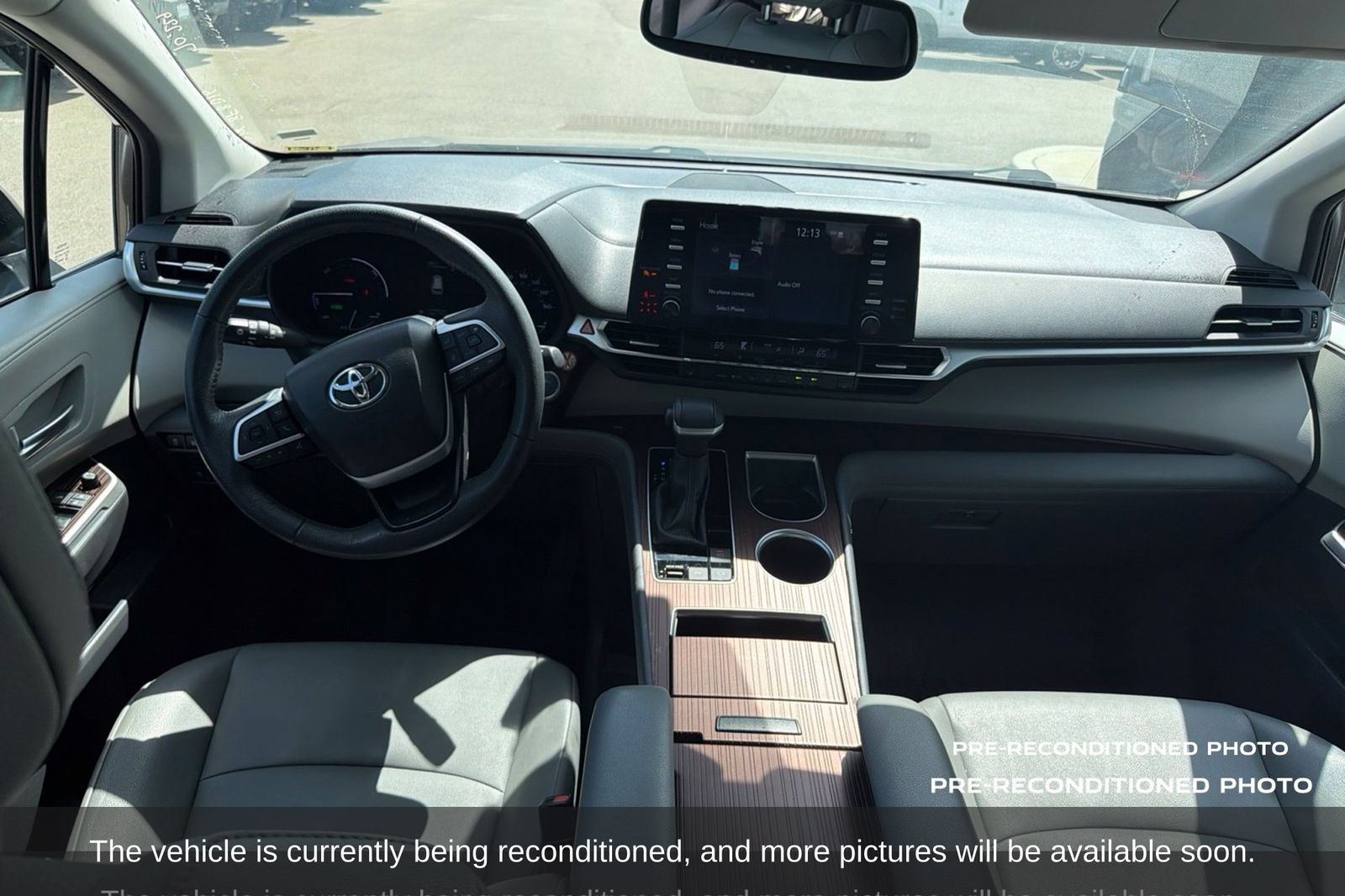 Used 2024 Toyota Sienna XLE FWD image 19