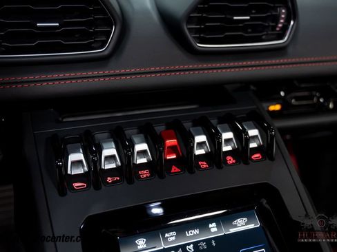 Used 2021 Lamborghini Huracan EVO image 24
