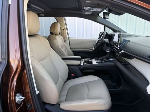 Used 2023 Toyota Sienna Limited image 31