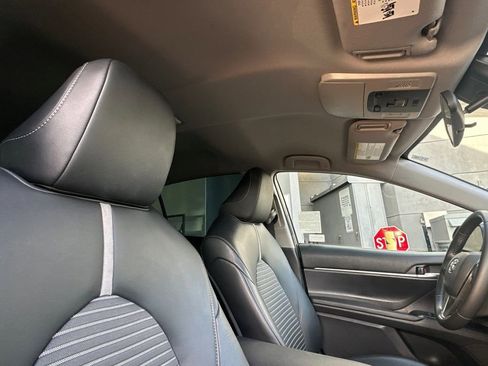 Used 2020 Toyota Camry SE image 18