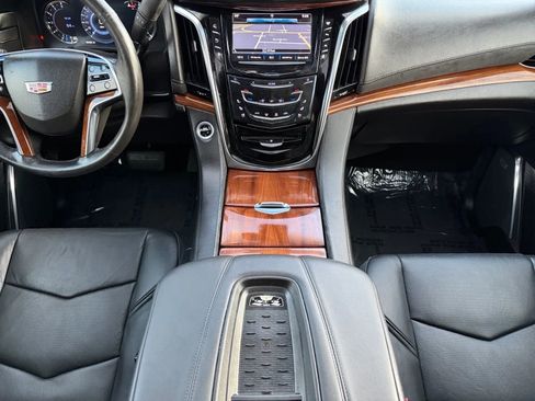 Used 2016 Cadillac Escalade Luxury image 11