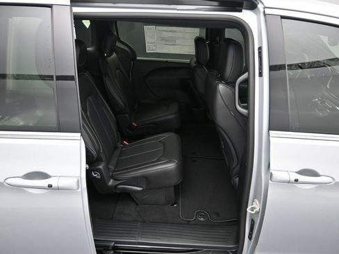 New 2026 Chrysler Pacifica Select image 23
