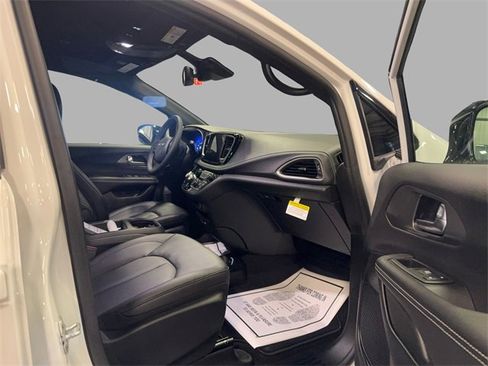 New 2026 Chrysler Pacifica Select image 17