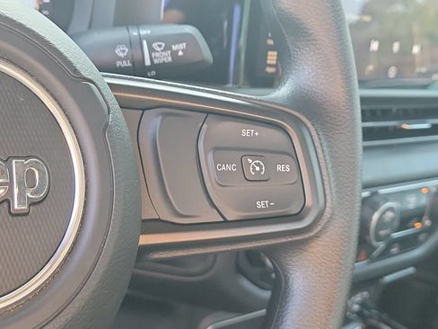 Used 2025 Jeep Gladiator Sport AWD/4WD image 23