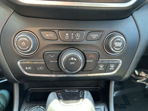Used 2019 Jeep Cherokee Latitude Plus AWD/4WD image 19